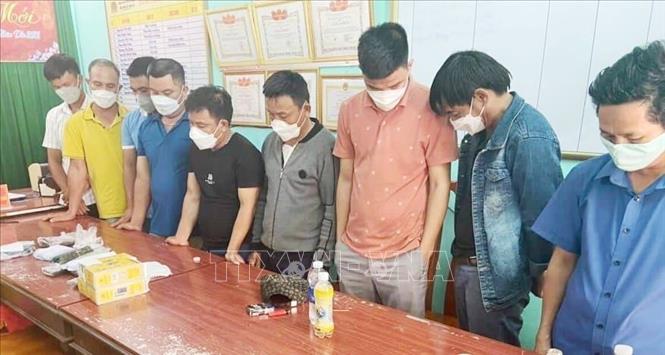 Các đối tượng trong sới bạc bị tạm giữ tại cơ quan công an. Ảnh: TTXVN phát