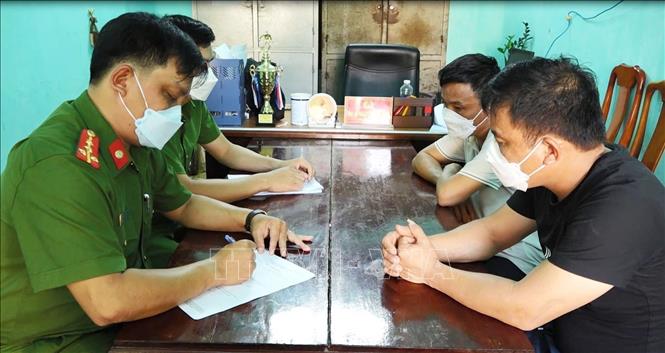 Công an làm việc với các đối tượng liên quan. Ảnh: TTXVN phát