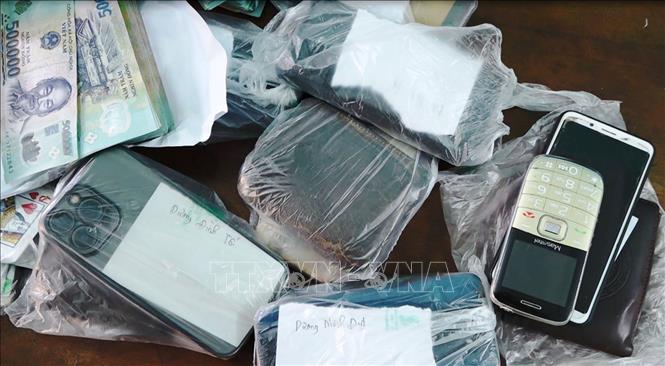 Tang vật vụ đánh bạc bị công an thu giữ tại hiện trường. Ảnh: TTXVN phát