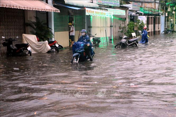 Nhiều xe bị chết máy khi qua đoạn đường ngập sâu chiều tối 16/4/2022. Ảnh: Phạm Minh Tuấn-TTXVN