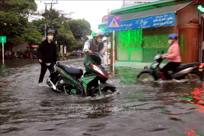 Nhiều xe bị chết máy khi qua đoạn đường ngập sâu chiều tối 16/4/2022. Ảnh: Phạm Minh Tuấn-TTXVN