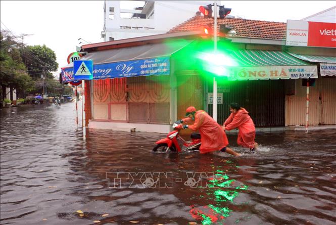 Nhiều xe bị chết máy khi qua đoạn đường ngập sâu chiều tối 16/4/2022. Ảnh: Phạm Minh Tuấn-TTXVN