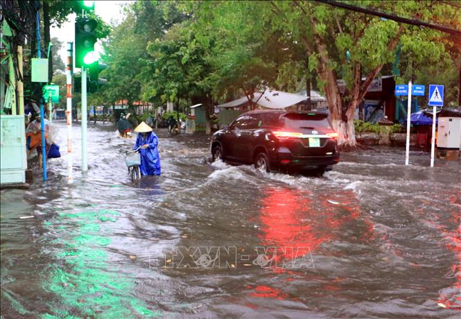 Nước ngập sâu trên đường Hưng Đạo Vương, phường 1, thành phố Vĩnh Long khiến giao thông gặp nhiều khó khăn. Ảnh: Phạm Minh Tuấn-TTXVN