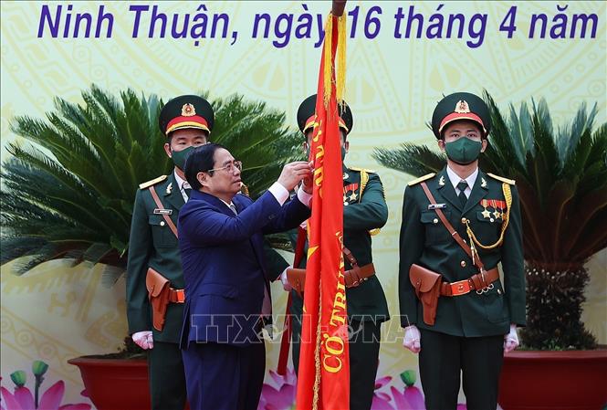 PM Pham Minh Chinh presents the first-class Labour Order of the Party and State to the Party organisation, administration and people of Ninh Thuan. VNA Photo: Dương Giang