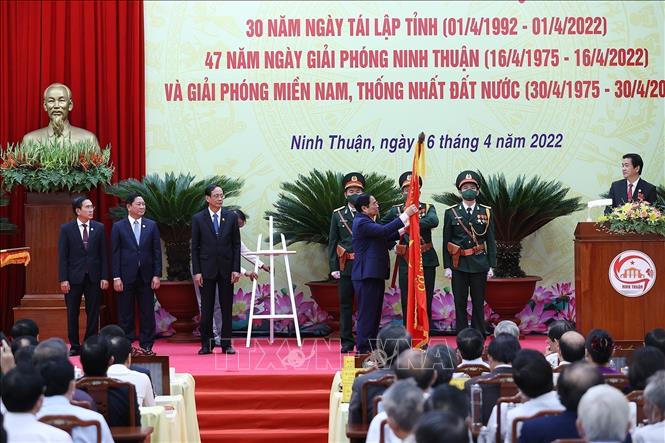 PM Pham Minh Chinh presents the first-class Labour Order of the Party and State to the Party organisation, administration and people of Ninh Thuan. VNA Photo: Dương Giang