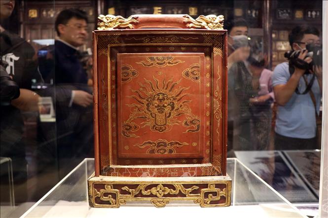 Trong ảnh: Chiếc hộp gỗ đựng Mũ quan đại thần triều Nguyễn. Ảnh: Đỗ Trưởng - TTXVN