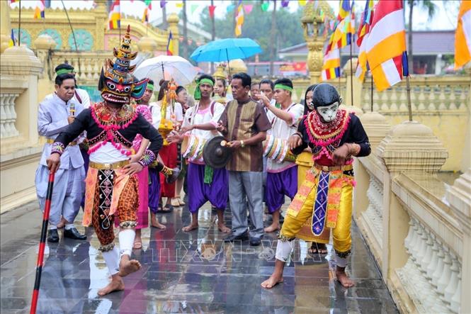 Nghi thức rước thần Kapila quanh chính điện 3 vòng để làm lễ mừng năm mới. Ảnh: Tuấn Đức - TTXVN