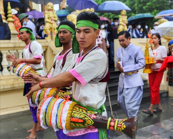 Nghi thức rước thần Kapila quanh chính điện 3 vòng để làm lễ mừng năm mới. Ảnh: Tuấn Đức - TTXVN