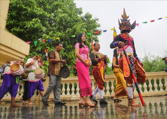 Nghi thức rước thần Kapila quanh chính điện 3 vòng để làm lễ mừng năm mới. Ảnh: Tuấn Đức - TTXVN