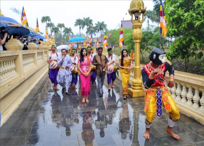 Nghi thức rước thần Kapila quanh chính điện 3 vòng để làm lễ mừng năm mới. Ảnh: Tuấn Đức - TTXVN