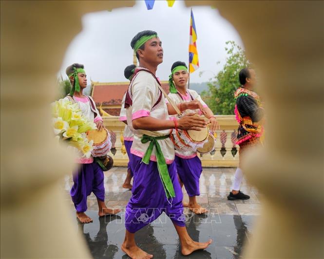 Nghi thức rước thần Kapila quanh chính điện 3 vòng để làm lễ mừng năm mới. Ảnh: Tuấn Đức - TTXVN