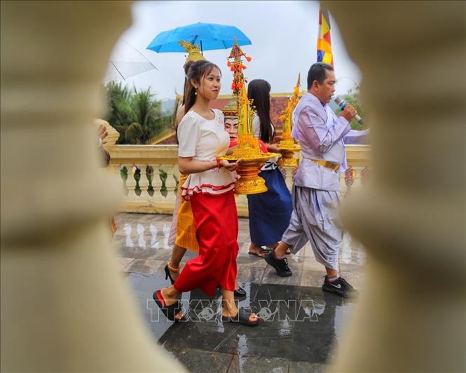 Nghi thức rước thần Kapila quanh chính điện 3 vòng để làm lễ mừng năm mới. Ảnh: Tuấn Đức - TTXVN