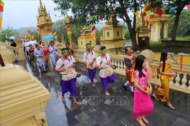 Nghi thức rước thần Kapila quanh chính điện 3 vòng để làm lễ mừng năm mới. Ảnh: Tuấn Đức - TTXVN