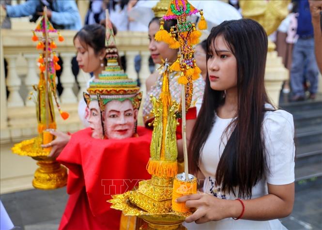 Nghi thức rước thần Kapila quanh chính điện 3 vòng để làm lễ mừng năm mới. Ảnh: Tuấn Đức - TTXVN