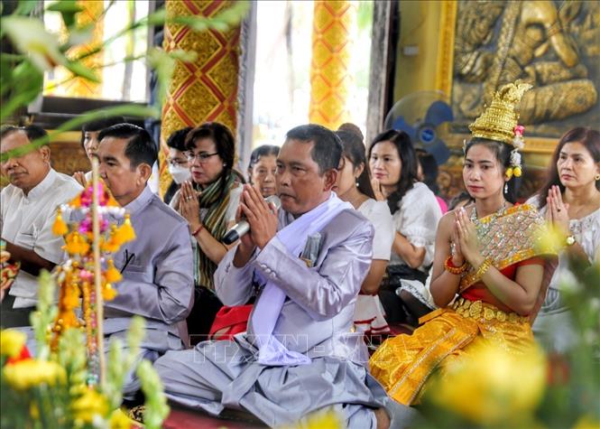 Lễ Tam Bảo cùng các Chư Tăng tụng kinh Cầu an năm mới thực hiện trong Chánh điện. Ảnh: Tuấn Đức - TTXVN