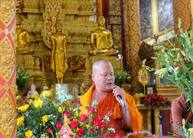 Lễ Tam Bảo cùng các Chư Tăng tụng kinh Cầu an năm mới thực hiện trong Chánh điện. Ảnh: Tuấn Đức - TTXVN