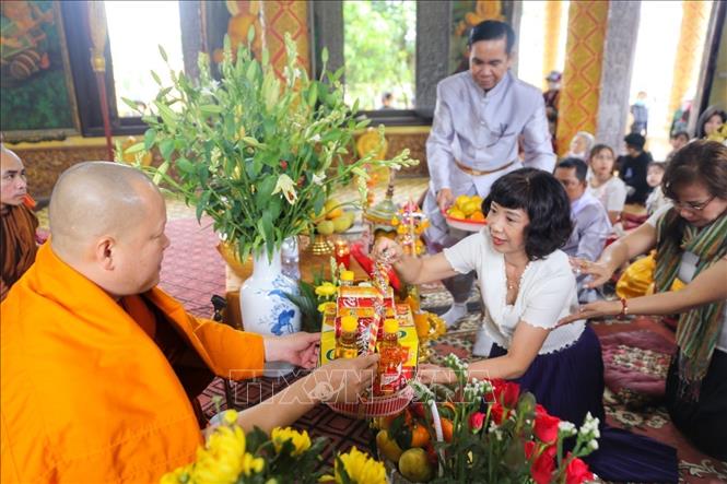 Lễ Tam Bảo cùng các Chư Tăng tụng kinh Cầu an năm mới thực hiện trong Chánh điện. Ảnh: Tuấn Đức - TTXVN