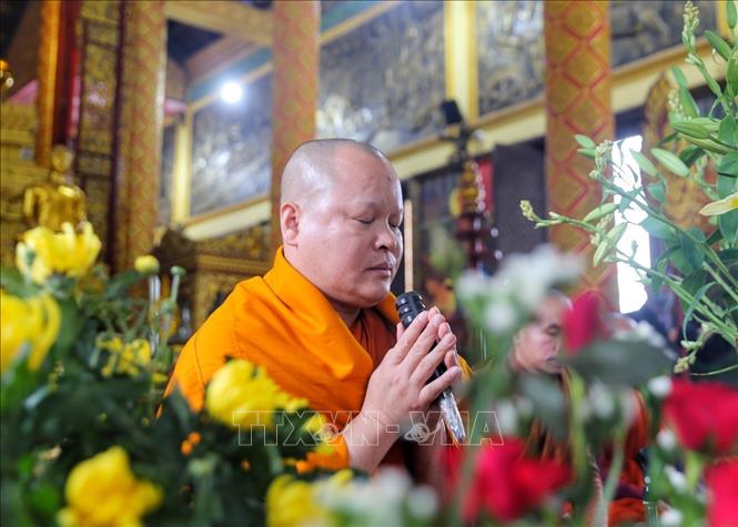 Lễ Tam Bảo cùng các Chư Tăng tụng kinh Cầu an năm mới thực hiện trong Chánh điện. Ảnh: Tuấn Đức - TTXVN