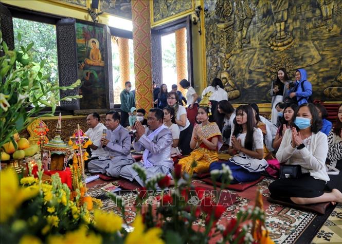 Lễ Tam Bảo cùng các Chư Tăng tụng kinh Cầu an năm mới thực hiện trong Chánh điện. Ảnh: Tuấn Đức - TTXVN