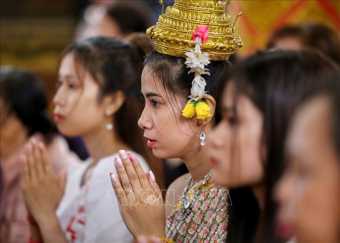 Lễ Tam Bảo cùng các Chư Tăng tụng kinh Cầu an năm mới thực hiện trong Chánh điện. Ảnh: Tuấn Đức - TTXVN
