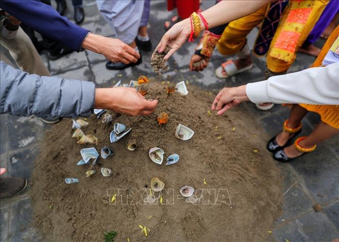 Tục đắp núi cát có ý nghĩa ngăn trở điều xấu, nhắc nhở mọi người tích phúc, đức ngày một cao lớn như núi và lan dần khắp bốn phương, tám hướng. Ảnh: Tuấn Đức - TTXVN