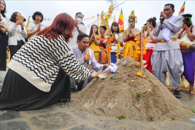 Tục đắp núi cát có ý nghĩa ngăn trở điều xấu, nhắc nhở mọi người tích phúc, đức ngày một cao lớn như núi và lan dần khắp bốn phương, tám hướng. Ảnh: Tuấn Đức - TTXVN