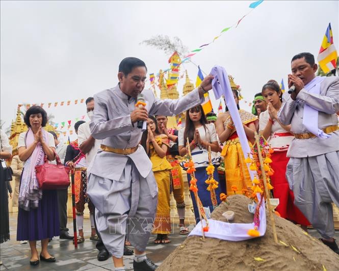 Tục đắp núi cát có ý nghĩa ngăn trở điều xấu, nhắc nhở mọi người tích phúc, đức ngày một cao lớn như núi và lan dần khắp bốn phương, tám hướng. Ảnh: Tuấn Đức - TTXVN