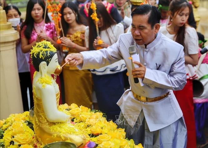 Nghi thức tắm tượng phật bằng nước ướp hương, gột rửa những điều không may mắn năm cũ để sang năm mới mọi sự được như ý. Ảnh: Tuấn Đức - TTXVN