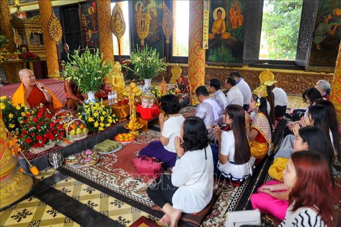 Lễ Tam Bảo cùng các Chư Tăng tụng kinh Cầu an năm mới thực hiện trong Chánh điện. Ảnh: Tuấn Đức - TTXVN