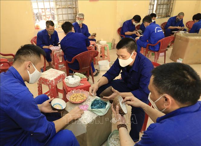 Trong ảnh: 25 học viên cai nghiện tại trung tâm khảm trai. Ảnh: Hoàng Hiếu - TTXVN