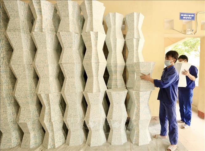 Trong ảnh: Các sản phẩm khảm trai - thành quả lao động của 25 học viên đang cai nghiện tại trung tâm. Ảnh: Hoàng Hiếu - TTXVN