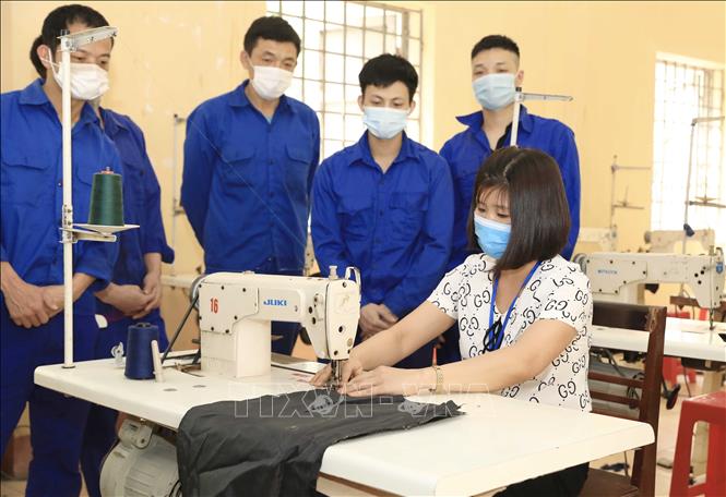 Trong ảnh: Trung tâm phối hợp với Trường Trung cấp nghề Hà Nam tổ chức 2 lớp học nghề may công nghiệp( có cấp chứng chỉ) cho 50 học viên đang cai nghiện tại trung tâm. Ảnh: Hoàng Hiếu - TTXVN