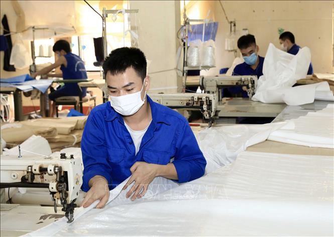 Trong ảnh: Trung tâm tổ chức cho học viên may bao bì, giúp hình thành thói quen lao động, tăng cường sức khỏe, nhanh chóng đoạn tuyệt với ma túy. Ảnh: Hoàng Hiếu - TTXVN