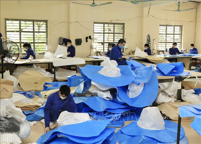 Trong ảnh: Trung tâm tổ chức cho học viên may bao bì, giúp hình thành thói quen lao động, tăng cường sức khỏe, nhanh chóng đoạn tuyệt với ma túy. Ảnh: Hoàng Hiếu - TTXVN