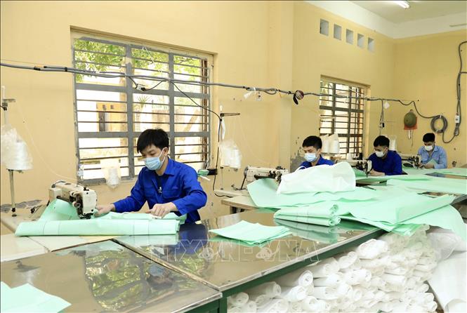 Trong ảnh: Trung tâm tổ chức cho học viên may bao bì, giúp hình thành thói quen lao động, tăng cường sức khỏe, nhanh chóng đoạn tuyệt với ma túy. Ảnh: Hoàng Hiếu - TTXVN