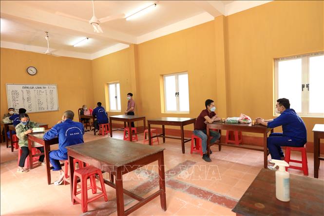 Trong ảnh: Sau một thời gian bị gián đoạn vì dịch COVID-19, hiện nay, việc thăm gặp đã diễn ra bình thường vào thứ 5 hàng tuần, tổ thăm gặp bố trí cán bộ theo dõi, giám sát, đảm bảo an toàn tuyệt đối, giúp đối tượng yên tâm chữa bệnh tại trung tâm. Ảnh: Hoàng Hiếu - TTXVN