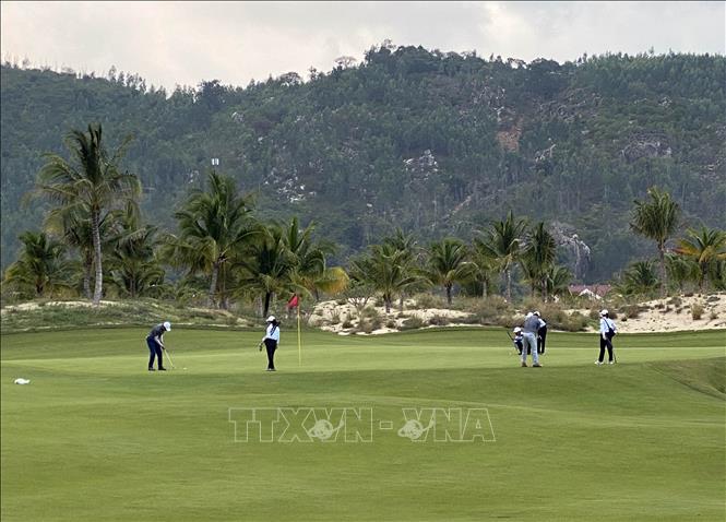 Các Golfer đầu tiên đánh thử golf tại Nara Bình Tiên Golf Club. Ảnh: Công Thử - TTXVN