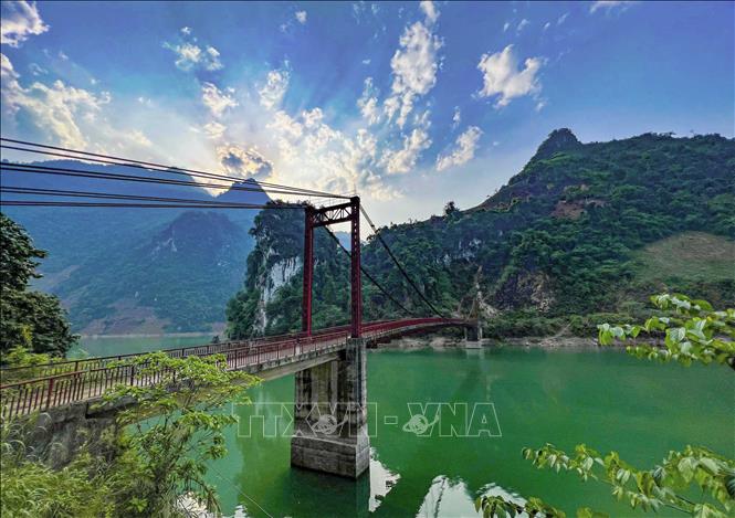 Trong ảnh: Cầu Pa Phông là điểm check in không thể thiếu khi đến tham quan lòng hồ thủy điện Sông Đà ở huyện Tủa Chùa. Ảnh: Xuân Tư – TTXVN