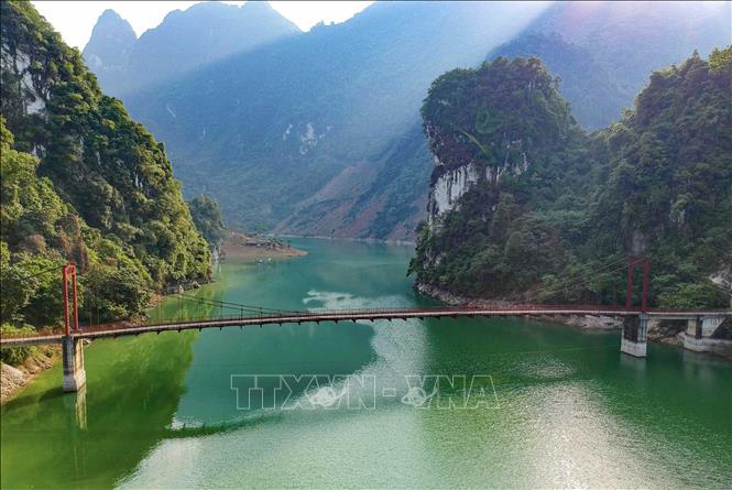 Trong ảnh: Cầu Pa Phông bắc qua lòng hồ trên con đường độc đạo nối trung tâm xã Huổi Só với bản Huổi Lóng. Ảnh: Xuân Tư – TTXVN