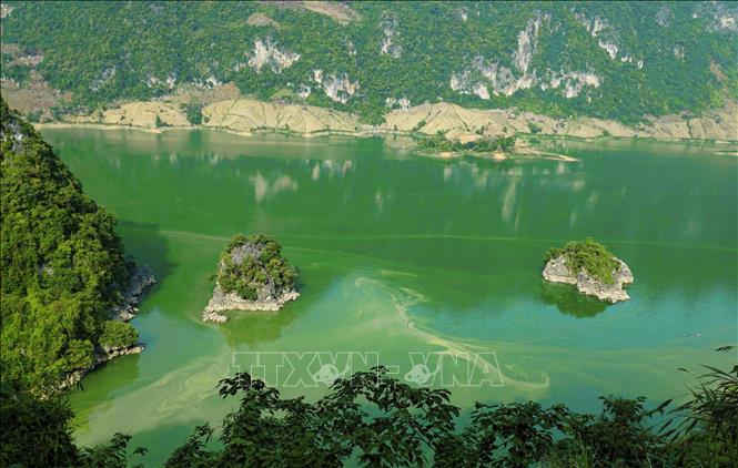 Trong ảnh: Những hòn đảo nhỏ giữa lòng hồ. Ảnh: Xuân Tư – TTXVN