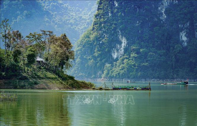 Trong ảnh: Phong cảnh lòng hồ Sông Đà địa phận xã Huổi Só, huyện Tủa Chùa. Ảnh: Xuân Tư – TTXVN