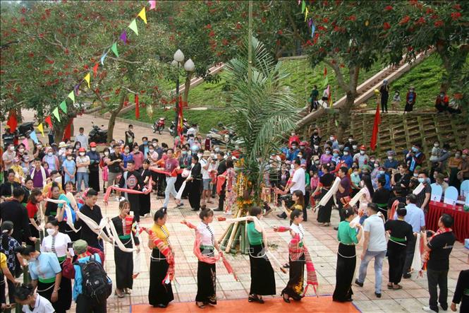 Trong ảnh: Lễ hội Kin Pang có nhiều nghi lễ, trò diễn, điệu múa, phản ánh quan niệm tín ngưỡng, tư duy sáng tạo của người Thái đen ở Than Uyên. Ảnh: Đinh Thùy-TTXVN
