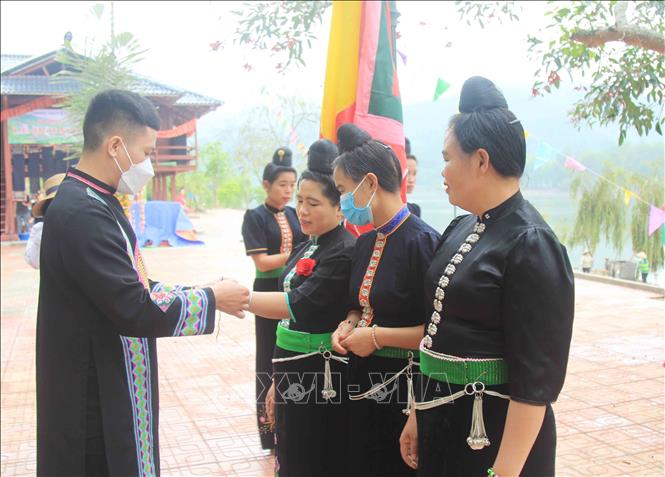 Trong ảnh: Buộc chỉ cổ tay mang lại điều may mắn, hạnh phúc trong một năm. Ảnh: Đinh Thùy-TTXVN

