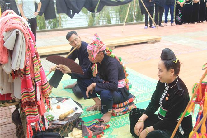 Trong ảnh: Thầy mo hát những lời khẩn cầu mời gọi các thần linh xuống trần, ban phát sức khỏe, chữa bệnh cho bà con bản mường. Ảnh: Đinh Thùy-TTXVN
