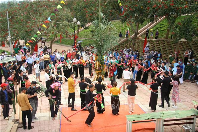 Trong ảnh: Lễ hội Kin Pang có nhiều nghi lễ, trò diễn, điệu múa, phản ánh quan niệm tín ngưỡng, tư duy sáng tạo của người Thái đen ở Than Uyên. Ảnh: Đinh Thùy-TTXVN

