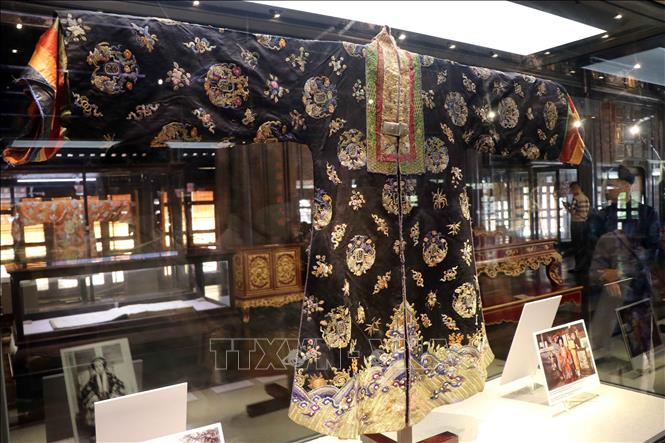 Photo: The silk dress dating back to the Nguyen dynasty is on display. VNA Photo: Đỗ Trưởng