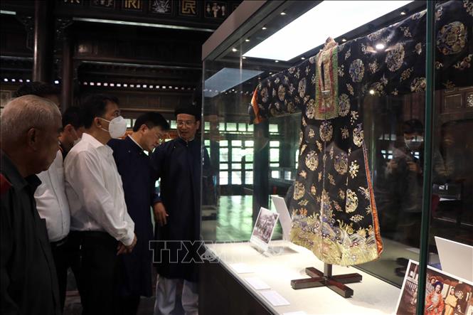 Photo: The silk dress dating back to the Nguyen dynasty is on display. VNA Photo: Đỗ Trưởng