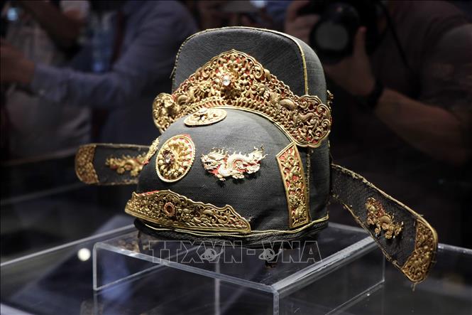 Photo: Nguyen Dynasty's mandarin hat on display. VNA Photo: Đỗ Trưởng
