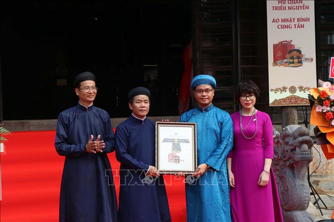 Photo: Nguyen Van Phuong (second from left), Chairman of Thua Thien-Hue People’s Committee, receives the antiques donated by Sunshine Group. VNA Photo: Đỗ Trưởng