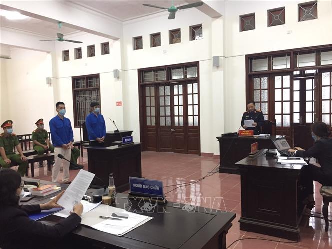 Trong ảnh: Bị cáo Trần Mạnh Linh và Nguyễn Tiến Minh nghe vị đại diện Viện kiểm sát đọc bản luận tội đối với 2 bị cáo. Ảnh: Vũ Hà- TTXVN